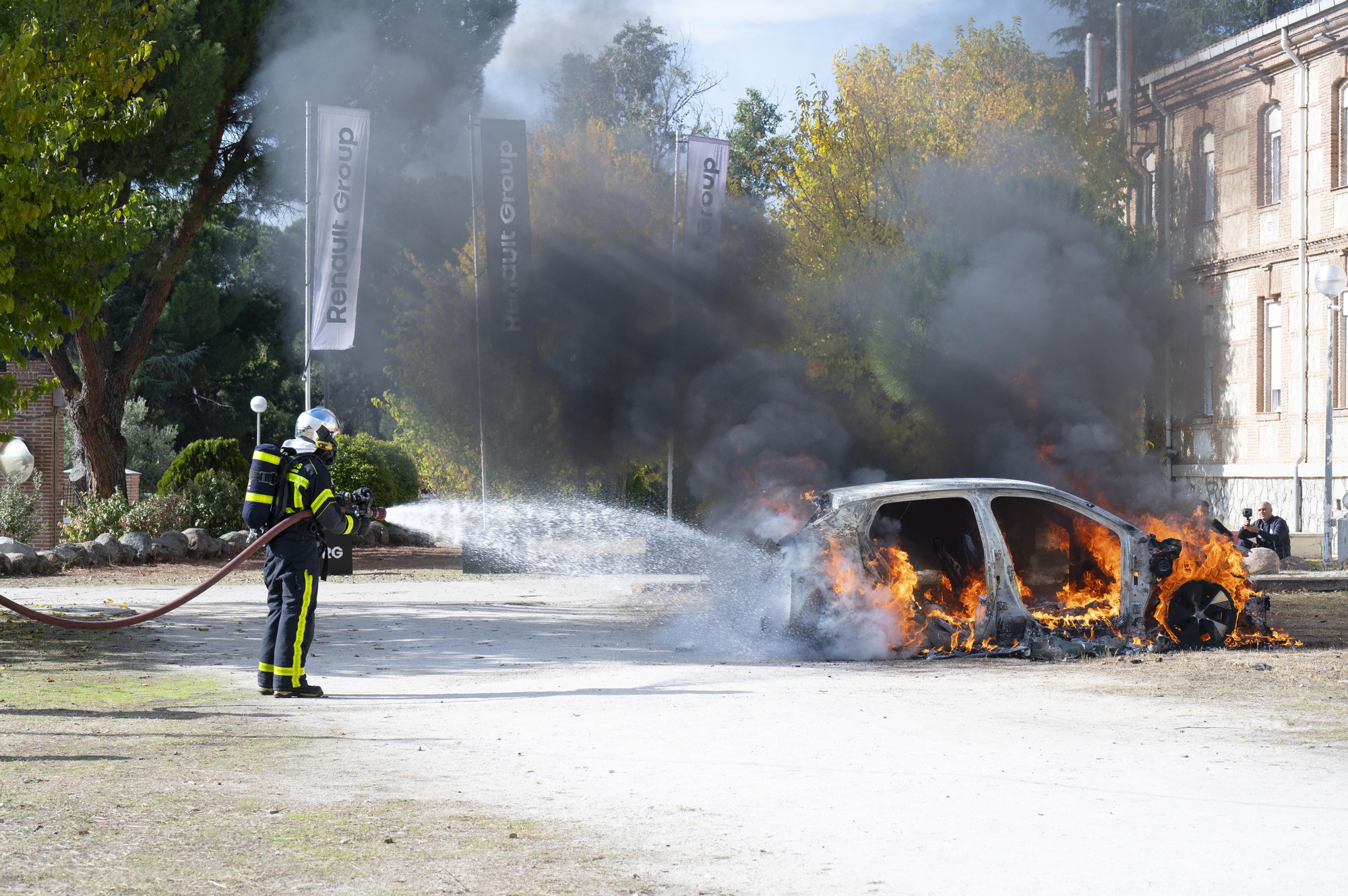 Los bomberos apagaron el coche a los 25 minutos sin que la batería se viera afectada.