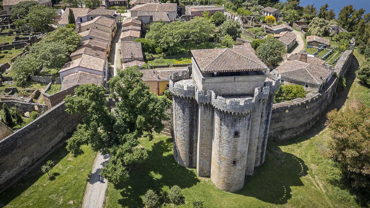 El curioso castillo extremeño pero de estilo italiano que fue una cárcel y que hoy se mantiene en pie en un pueblo abandonado