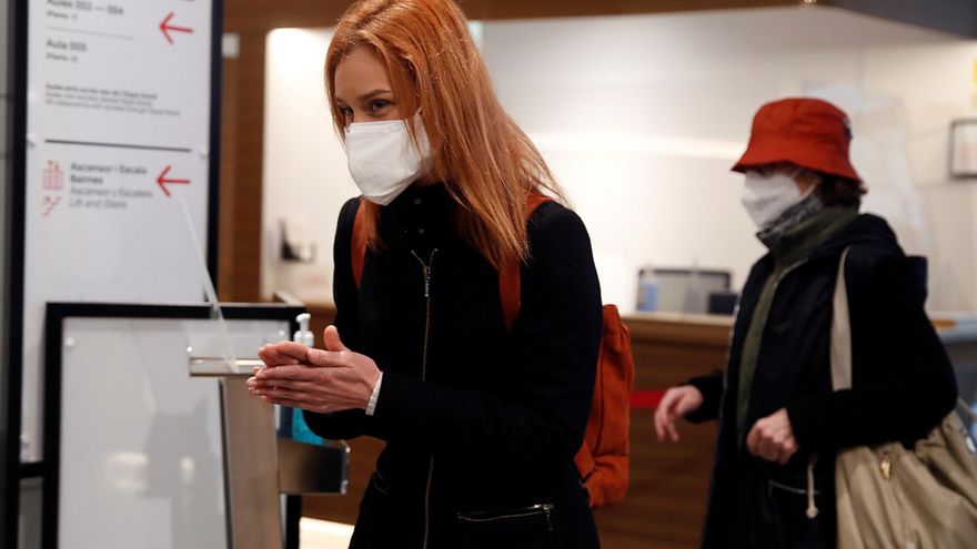 La candidata de En Comú Podem a la Generalitat, Jéssica Albiach, se limpia las manos antes de votar en su colegio electoral en Barcelona