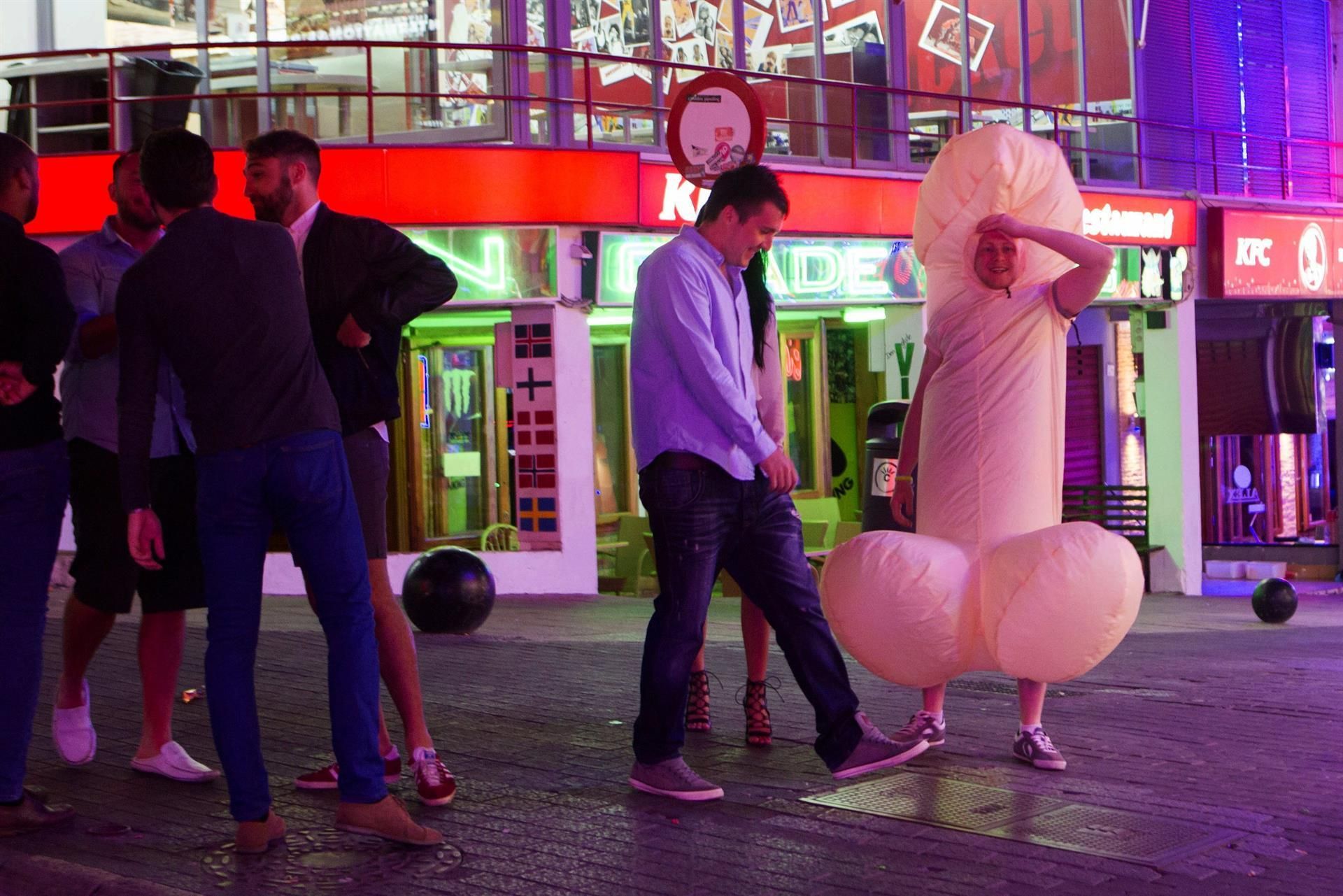 Imagen de archivo de un grupo de jóvenes en la calle Punta Ballena, en Magaluf (Mallorca), una de las mecas del turismo de excesos y el 'balconing'