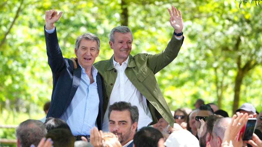 Feijóo, Rueda y Calvo, durante la romería 'popular' de O Pino.
