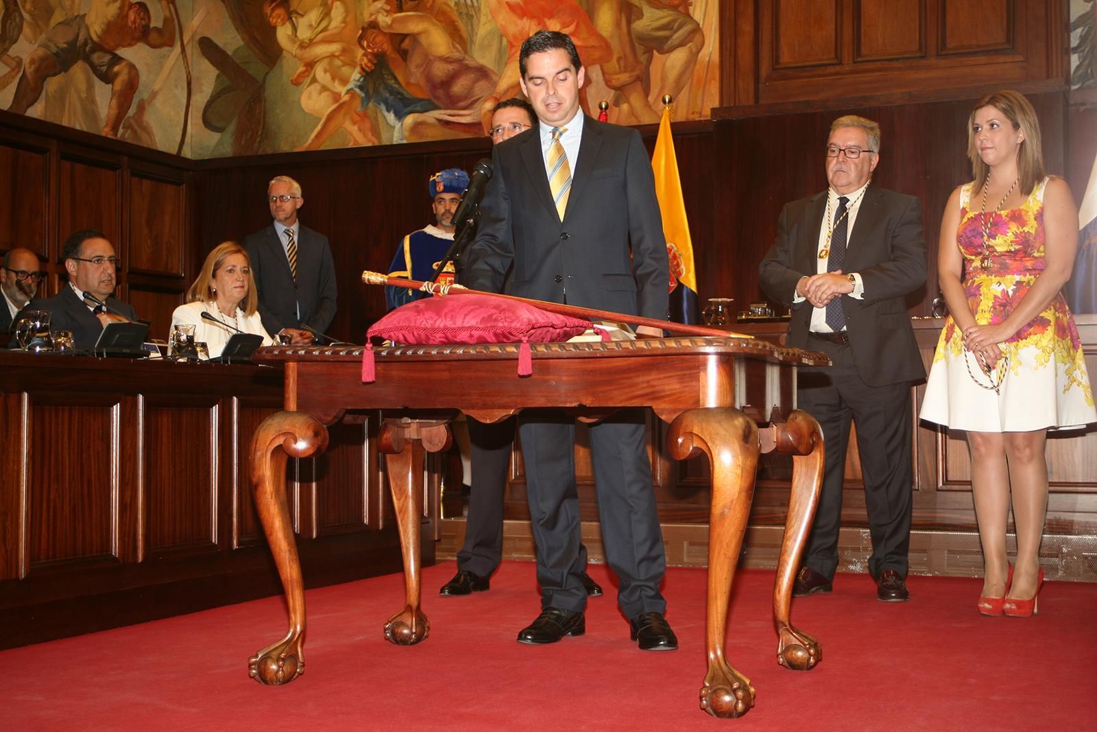 Lucas Bravo de Laguna (PP) durante su  juramento en el pleno de constitución del Cabildo (ALEJANDRO RAMOS)