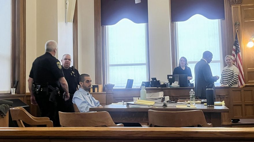 El atacante de Salman Rushdie lo llama hipócrita antes de escuchar su sentencia de cárcel