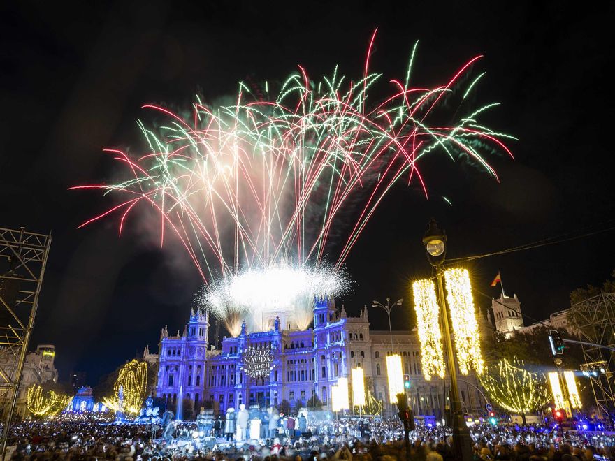 Fuegos artificiales al final del acto en Cibeles