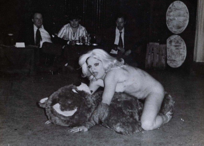 Tania Navarro durante un espectáculo en un club en Madrid en 1979