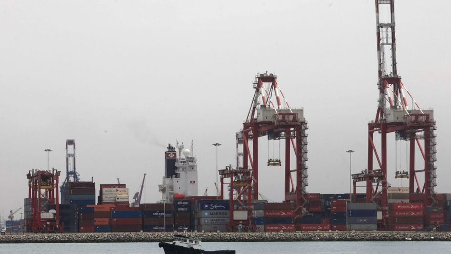 Perú cierra el puerto del Callao, el más grande del país, tras la caída de 50 contenedores a la bahía