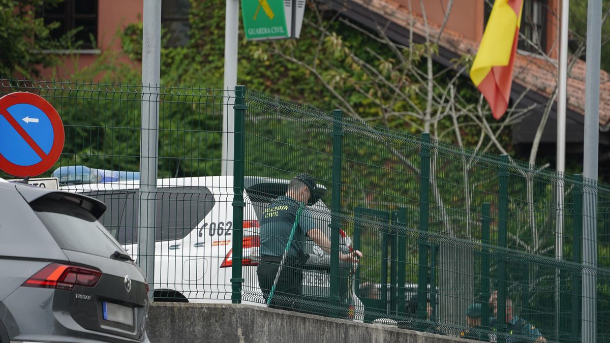 Agentes de la Guardia Civil, este miércoles, delante del cuartel de Llanes donde ha ocurrido el crimen.