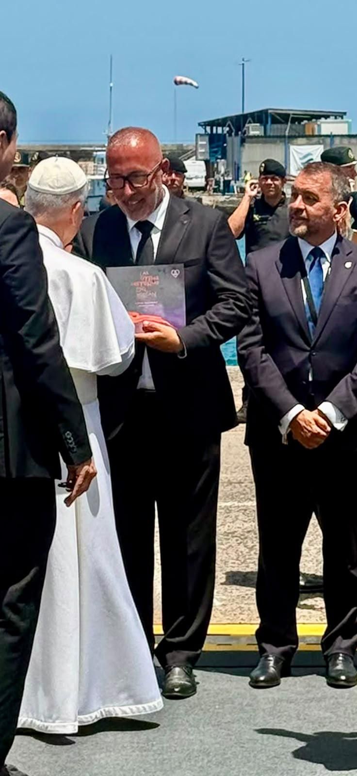 Manuel Asensio, director de Seguridad del Obispado de Tenerife, entrega al papa León XIV el libro 'Las otras historias del volcán'.