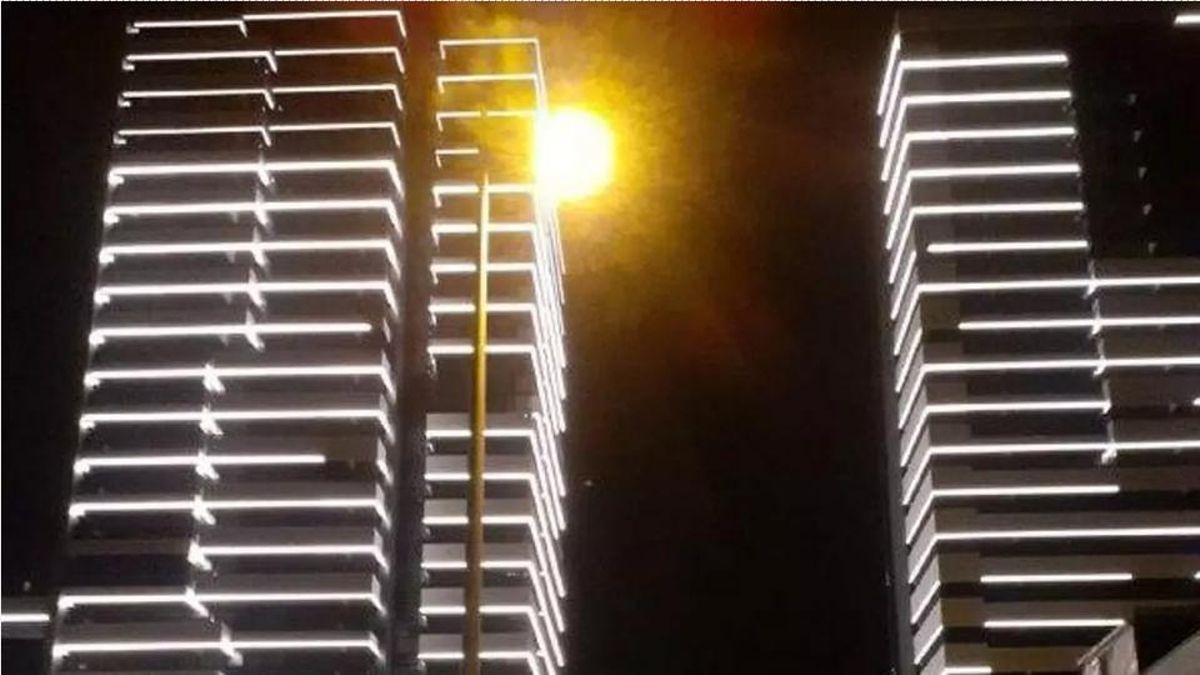 Parte superior de las torres Skyline en el Paseo de la Dirección encendidas por la noche