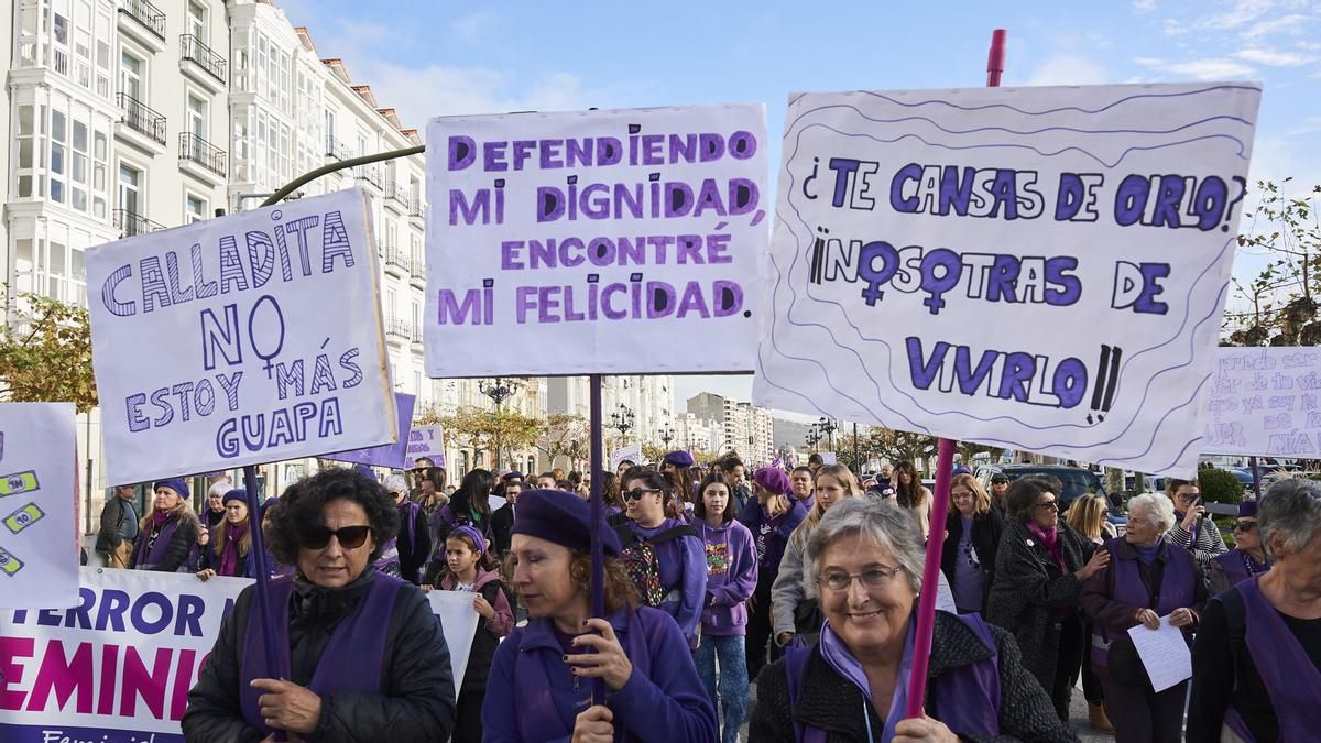 Imagen de archivo de varias personas sujetan carteles durante una manifestación contra las violencias machistas, a 25 de noviembre de 2023.