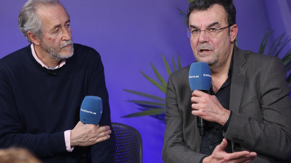 Iñigo Sáenz de Ugarte durante una intervención ante la atenta mirada de Gumersindo Lafuente.