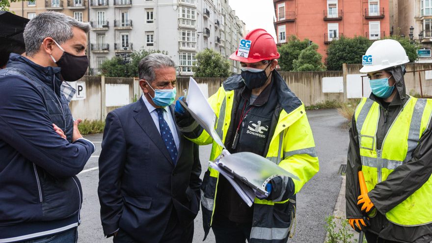 El presidente de Cantabria, Miguel Ángel Revilla, y el vicepresidente y consejero de Cultura, Pablo Zuloaga, asisten al inicio de los sondeos para la redacción del proyecto del MUPAC