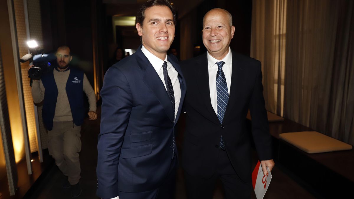 Archivo - El expresidente de Ciudadanos Albert Rivera y el consejero de Educación y Deporte de la Junta de Andalucía, en un coloquio organizado por la cadena Ser en Málaga.
