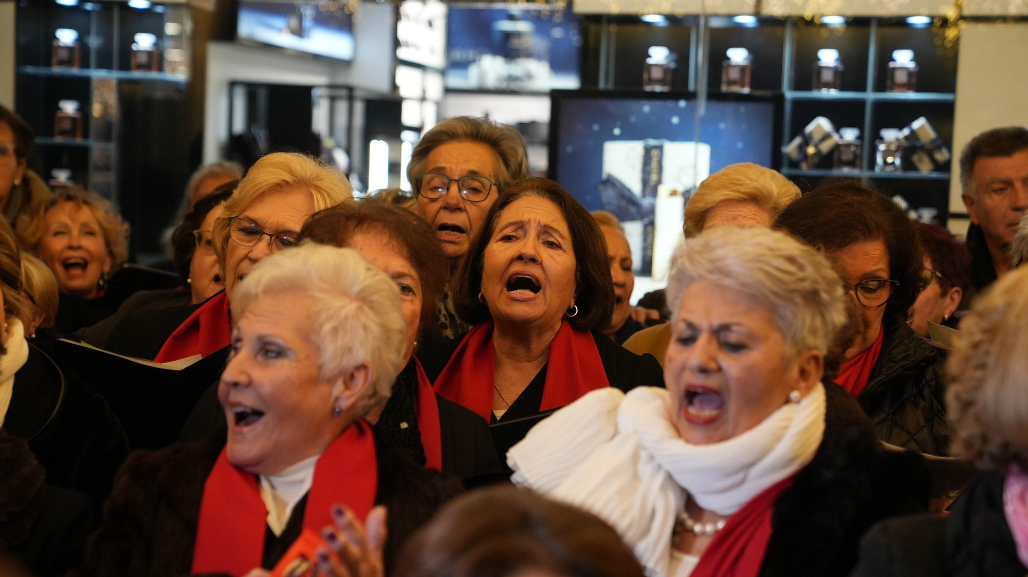 Los mayores participan en un recorrido urbano en autobuses turísticos dentro de la actividad “Coro de Coros”.