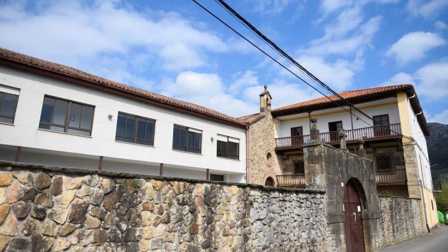 Vista del convento de la Congregación de la Divina Pastora, en la localidad cántabra de San Felices de Buelna donde se quedan a dormir personal de la residencia Cadmasa. EFE/Pedro Puente Hoyos