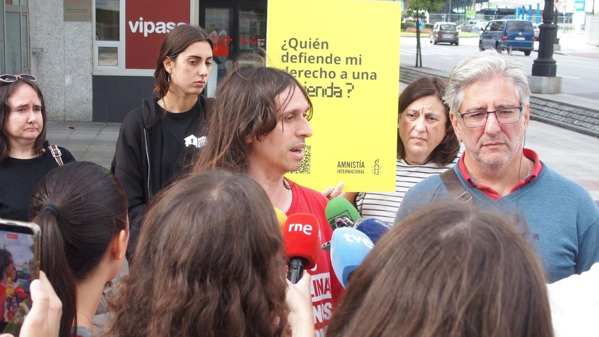 Andrés García, en el centro, portavoz del Sindicato de Inquilinas e Inquilinos de Asturias, atiende a los medios de comunicación en Oviedo/Uviéu.