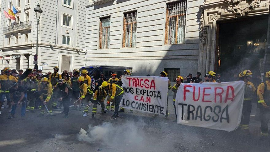Los bomberos frente al Ministerio de Hacienda