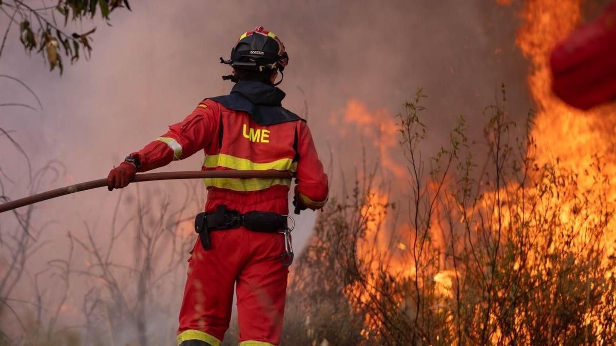 Un militar de la UME combate el fuego en Niebla.