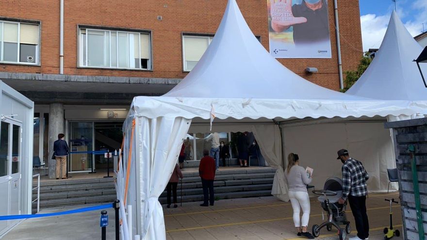 La consejera Sagardui apunta a un refuerzo en la vacunación de la COVID-19 en respuesta a las denuncias de recortes sanitarios en verano