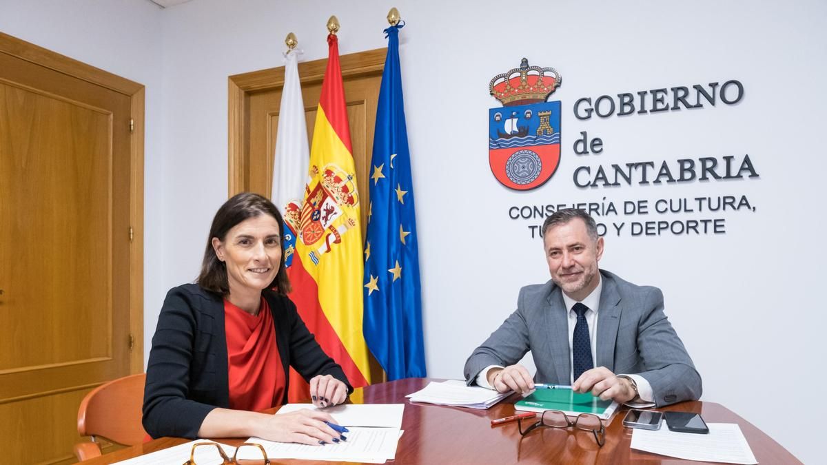El consejero de Turismo dice en Facebook que la alcaldesa de Santander "solo gobierna para su ego", lo borra y alega que lo escribió alguien de su equipo