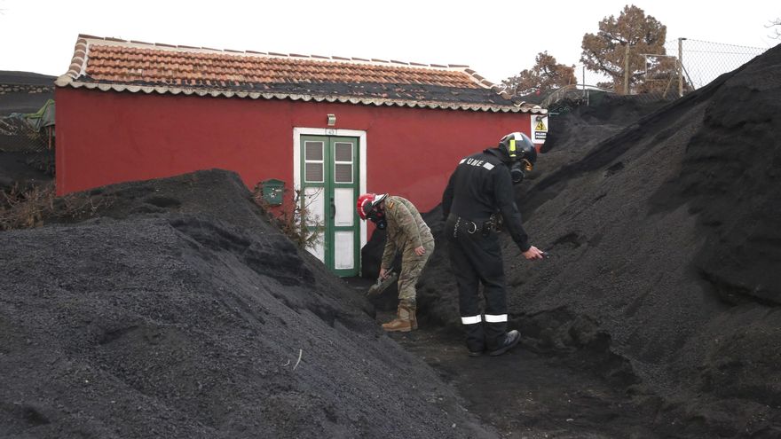 Una casa rodeada de ceniza en Las Manchas, La Palma
