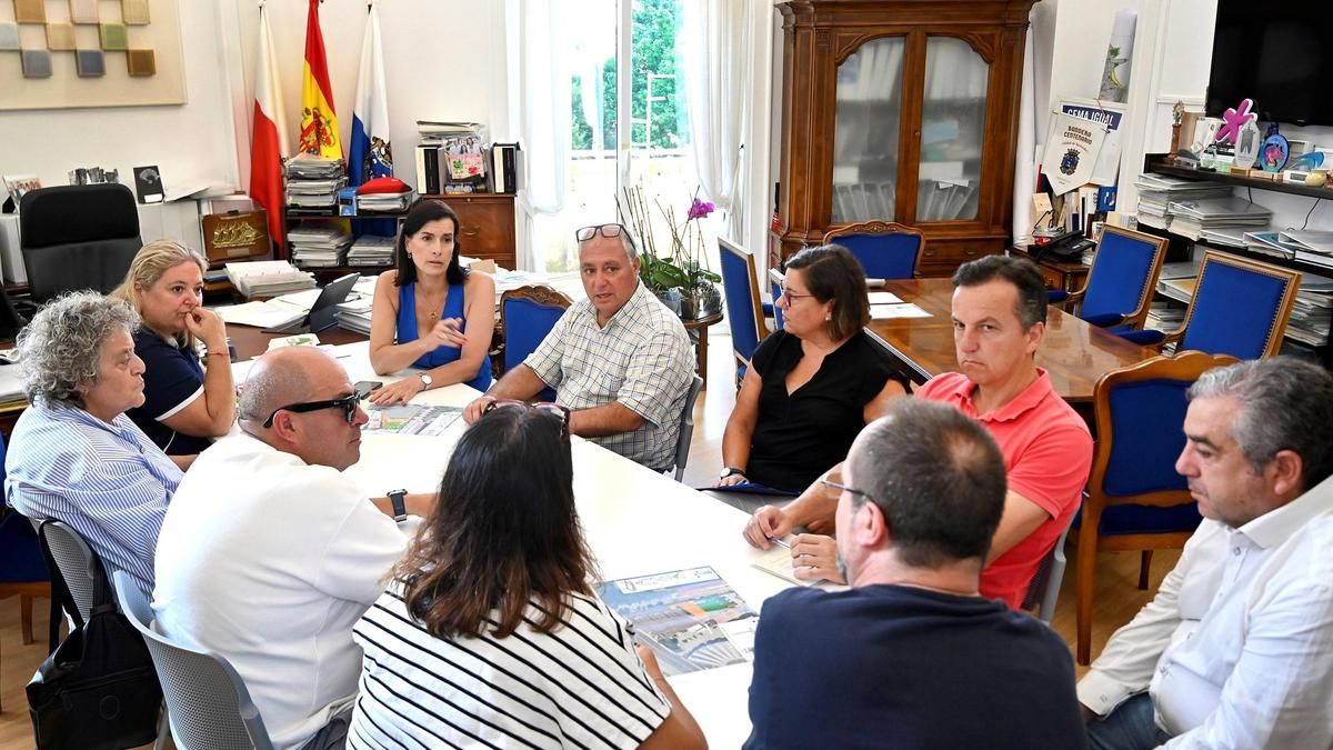 Los vecinos de Cajo respaldan la construcción del aparcamiento con 120 plazas en una parcela sin uso