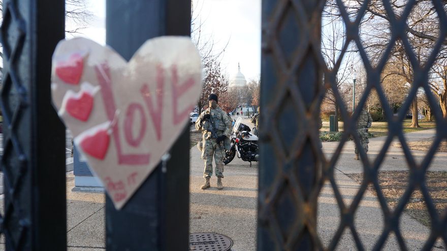 Uno de los mensajes de amor pegados en la valla metálica de seguridad durante la toma de posesión