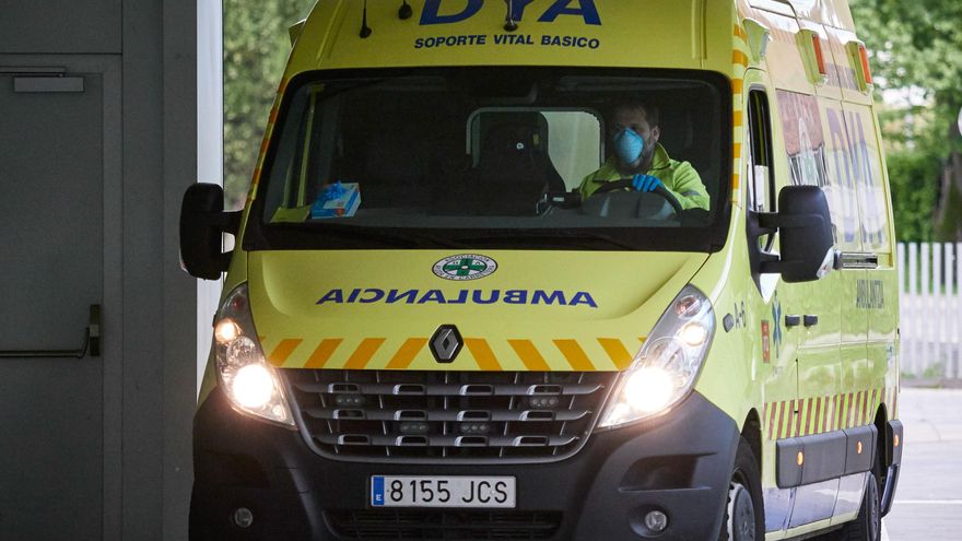 Una ambulancia del DYA Navarra entra en el Complejo Hospitalario de Navarra.