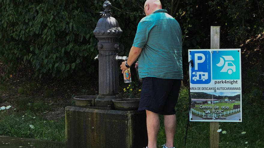 Un hombre bebe agua en una fuente en una jornada de calor de Cantabria.-ARCHIVO