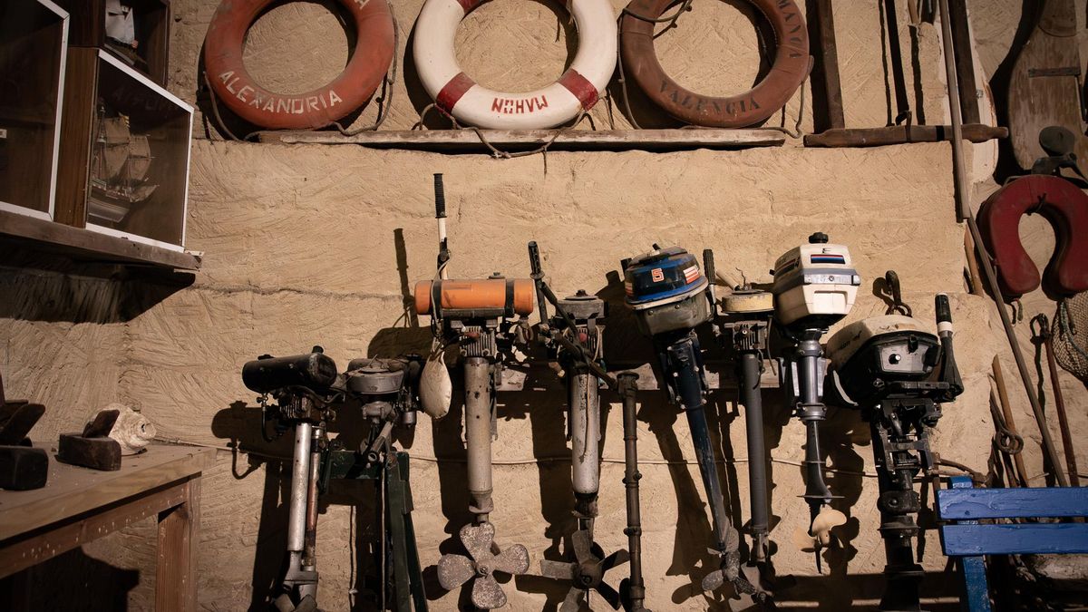 Además de embarcaciones, Amics de la Mar conservan todo tipo de herramientas, motores, velas y objetos vinculados a la navegación artesanal