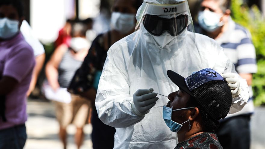 Trabajadores de Salud realizan pruebas de Covid-19, hoy en el balneario de Acapulco en estado de Guerrero (México). EFE/ David Guzmán