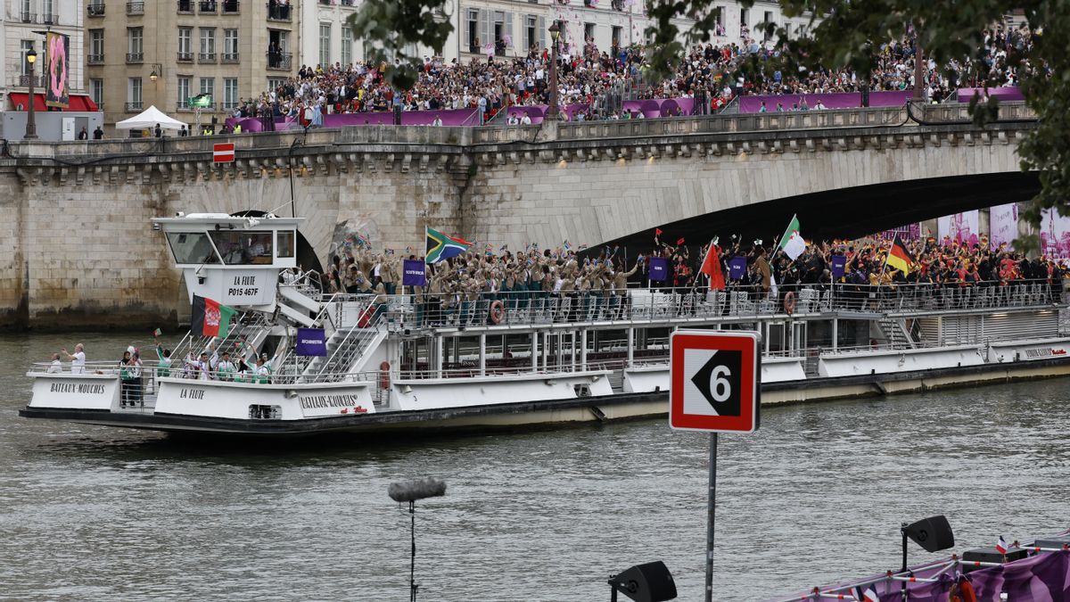 Las selecciones de Afganistán, Sudáfrica, Albania, Argelia y Alemania desfilan por el río Sena
