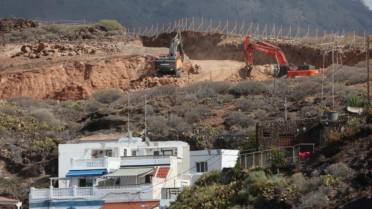 Obras en El Puertito de Adeje, por encima de las pequeñas casas ubicadas en la costa