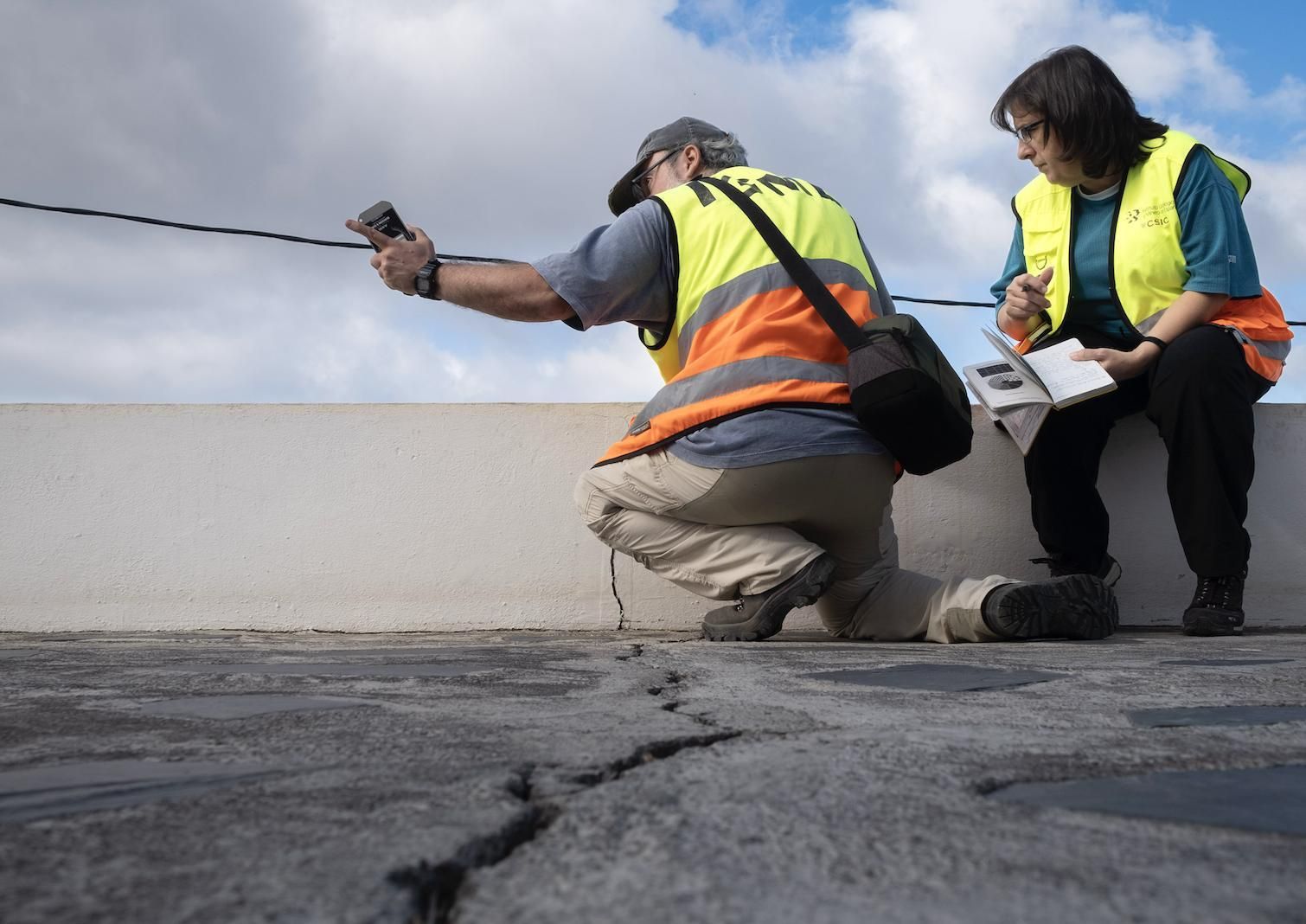Proceso de medición de una falla en La Palma.