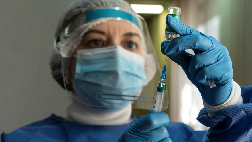 Una sanitaria prepara una dosis de la vacuna contra la covid-19 en un centro sanitario ucraniano. EFE/ Ministerio de Sanidad de Ucrania