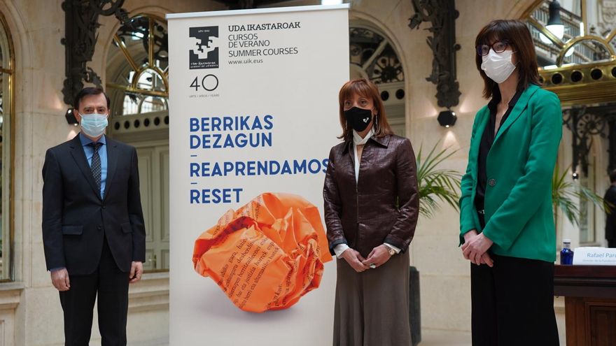 La rectora de la UPV/EHU, Eva Ferreira, el director de la Fundación BBVA, Rafael Pardo, y la directora académica de los Cursos de Verano Itziar Alkorta