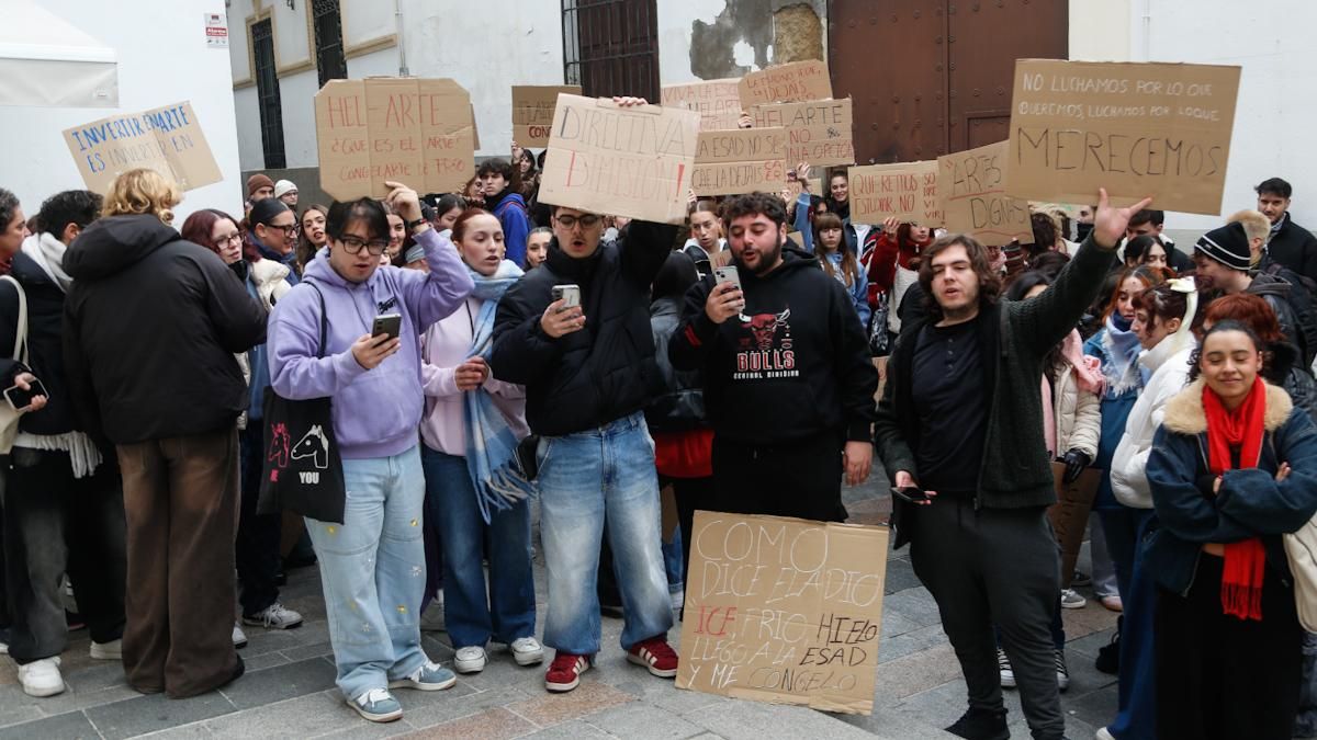 Estudiantes de la ESAD se manifiestan por la falta de calefacción