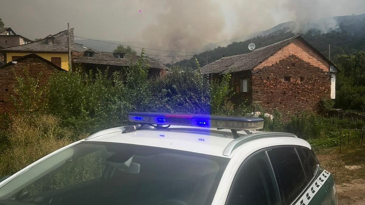 El incendio de Veguellina contiene su avance con tres pueblos evacuados mientras otro fuego corta dos carriles en la A-6
