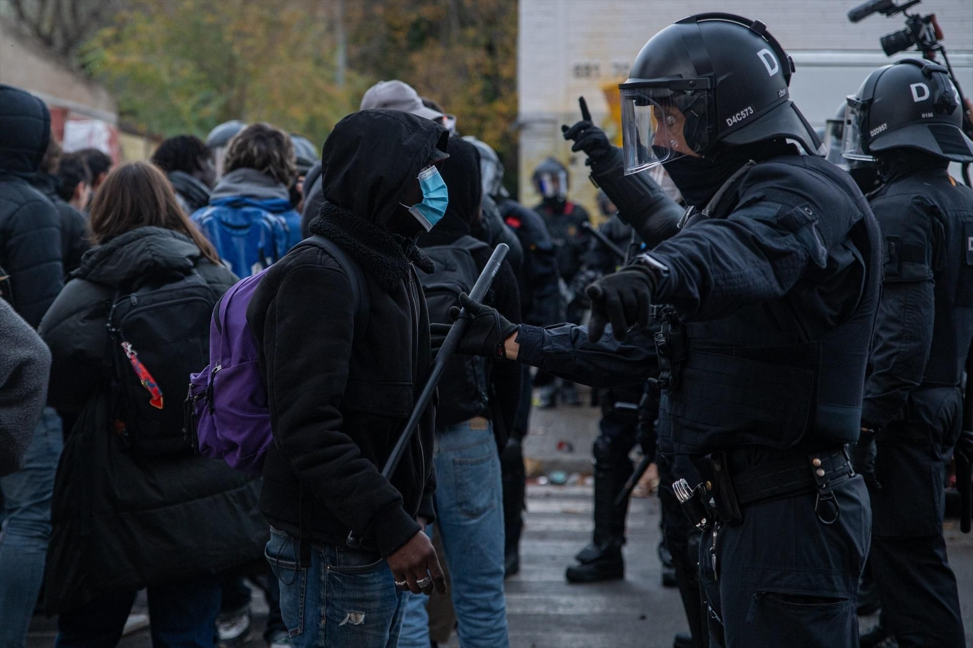 Las imágenes del desalojo de 400 personas en Badalona