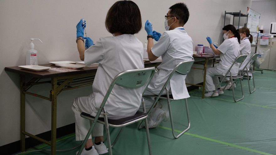 El personal médico prepara dosis de la vacuna Moderna COVID-19 en el recién inaugurado centro de vacunación masiva en Tokio, Japón. Con los Juegos Olímpicos de Tokio a dos meses de distancia, las autoridades japonesas han abierto centros de vacunación masiva en Tokio y Osaka en un esfuerzo por impulsar su campaña de vacunación. EFE/EPA/Carl Court