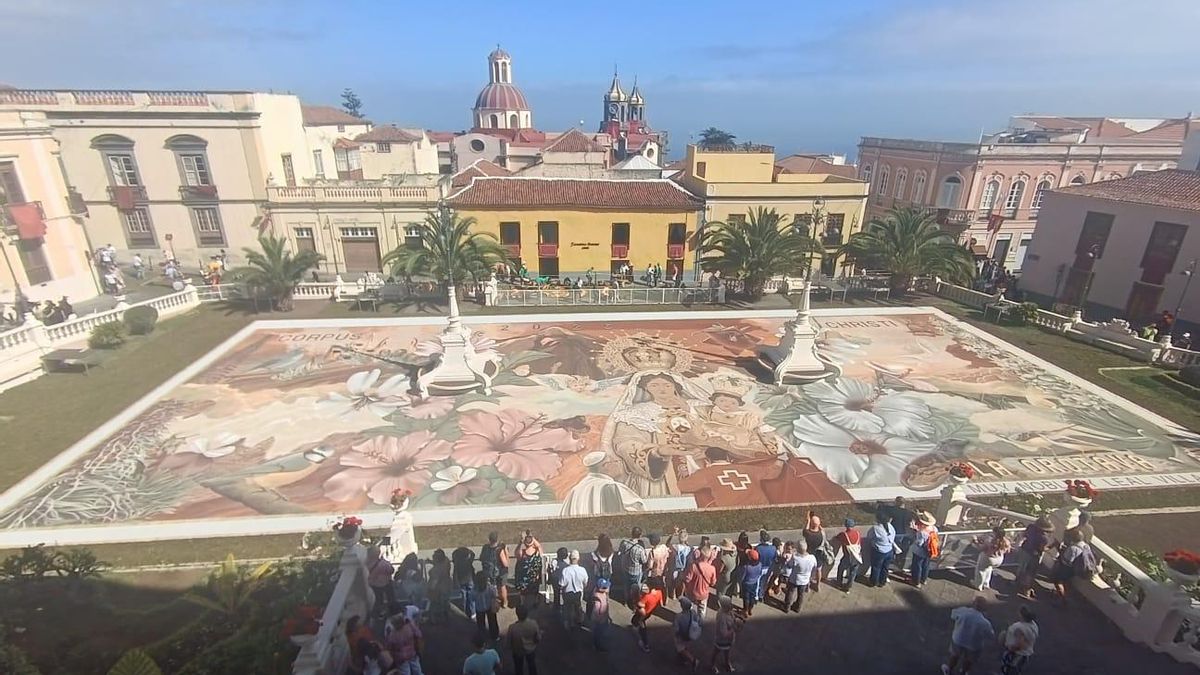El pacifismo y la solidaridad con los migrantes florecen como nunca en las alfombras de tierra y pétalos de La Orotava