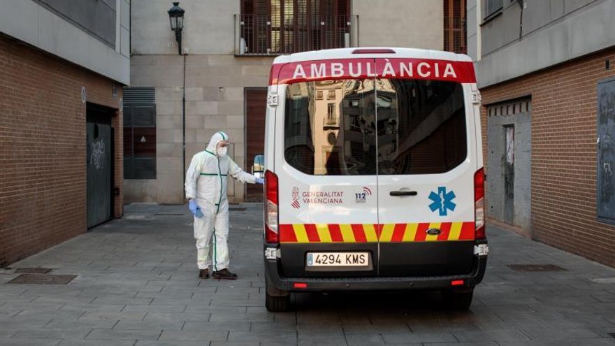 Un sanitario junto a una ambulancia en la Comunitat Valenciana.