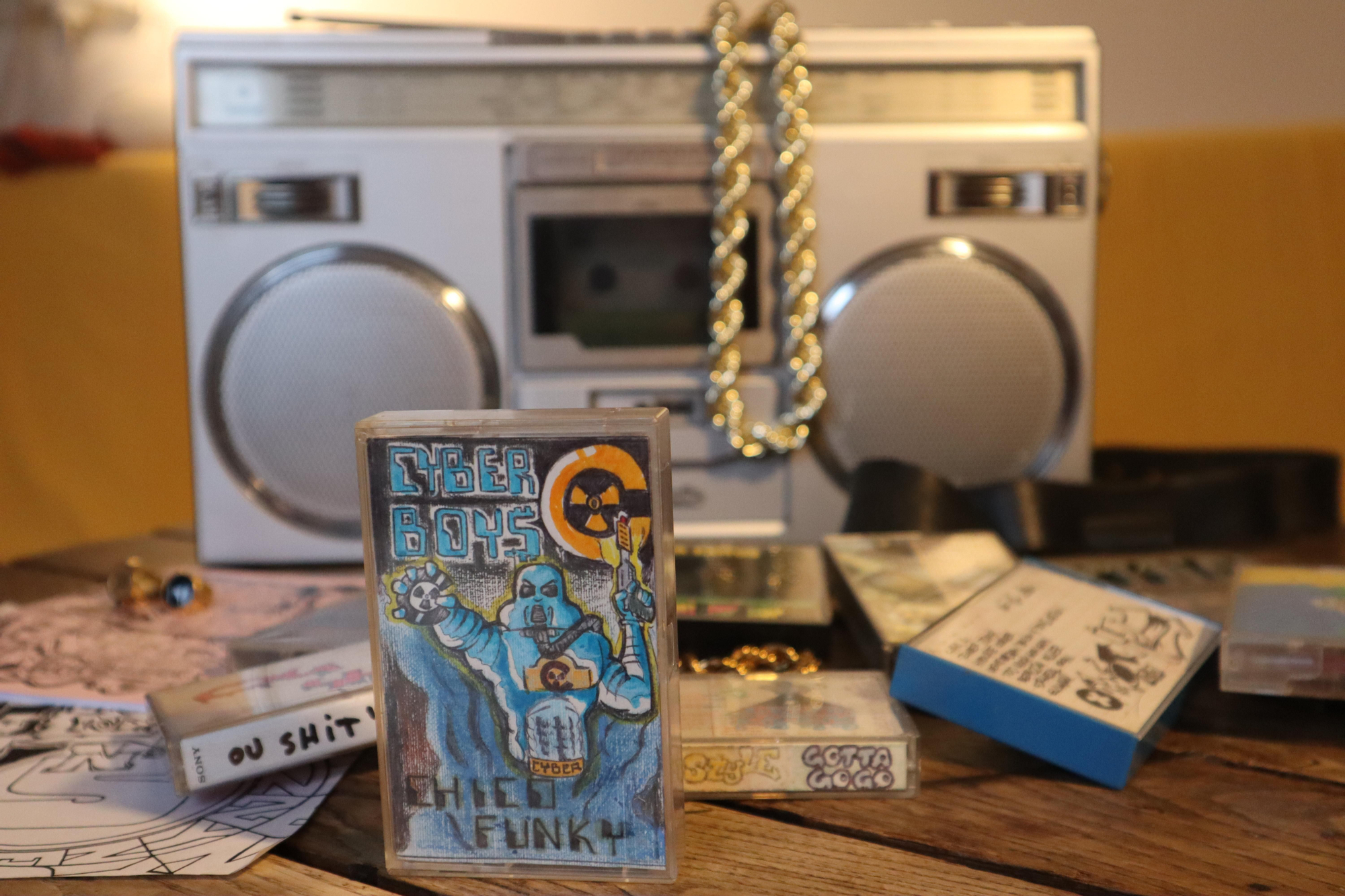Radiocasete, cintas grabadas en casa y carátulas hechas a mano: así circulaba el hip hop en Mallorca antes de internet, de mano en mano y sin pasar por la industria.