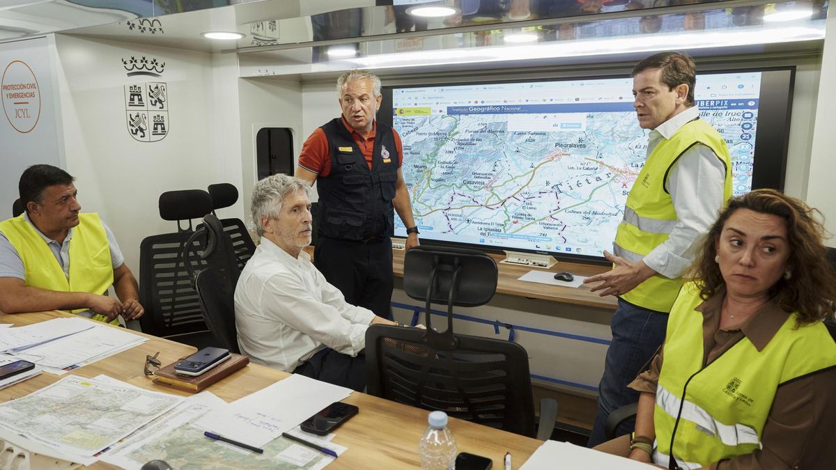 El ministro del Interior, Fernando Grande-Marlaska, el presidente de la Junta de Castilla y León, Alfonso Fernández Mañueco y el delegado de Gobierno en Castilla y León, Nicanor Sen, este sábado en el Puesto de Mando Avanzado de Navaluenga.
