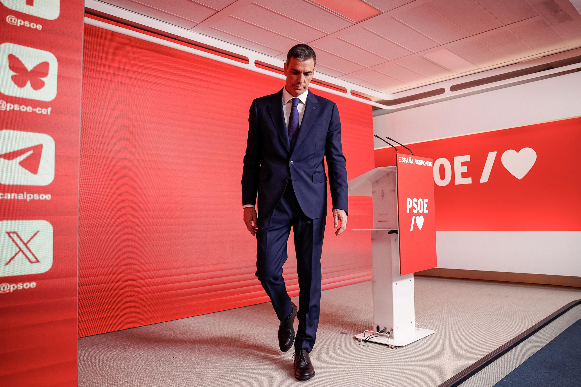 Pedro Sánchez abandona el escenario después de la rueda de prensa del jueves.