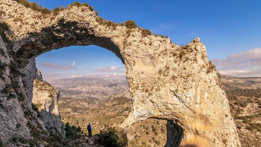 De este pequeño pueblo de Alicante sale una ruta en la que pueden verse arcos geológicos y pinturas rupestres
