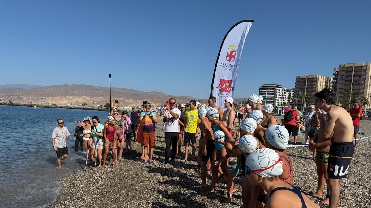 La VI Travesía Inclusiva 'Carlos Tejada' crece un 30% y reúne a 220 nadadores en las aguas de Almería.