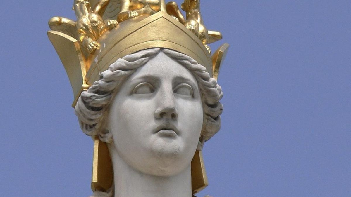 Atenea no toleró la osadía de Aracne y, tras destruir su obra, la golpeó y la transformó en araña