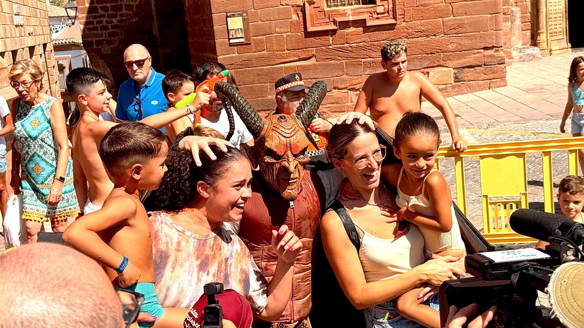 Suelta de La Diablilla y fiesta del agua infantil en Montoro.