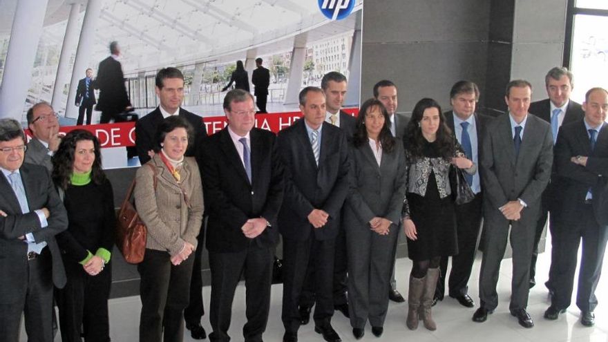 Los directivos de HP junto al consejero Silván.